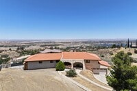 Building Photo - 1055 Lakeview Dr