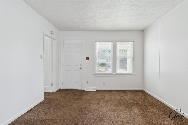 Building Photo - 3 bedroom bungalow $1300