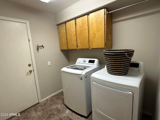 Building Photo - 2301 E Beachcomber Dr