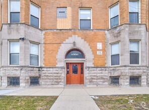 Building Photo - Bronzeville Beauty