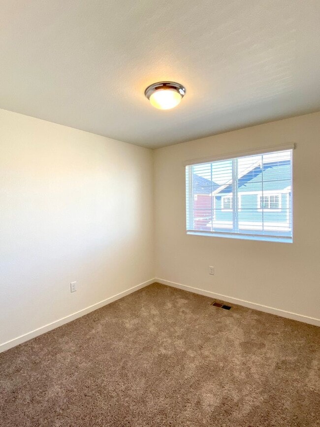Building Photo - Beautifully built townhome in Banning Lewis Ranch ready Now!!