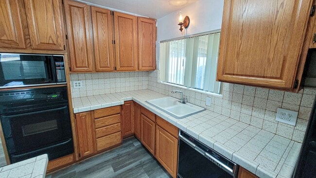 Building Photo - Large 3 Bedroom 2 Bath Front House!