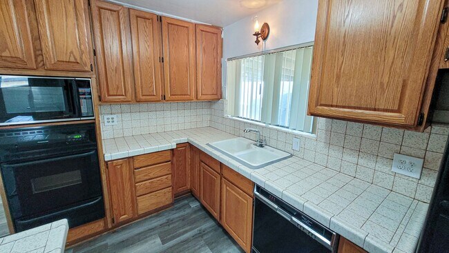 Building Photo - Large 3 Bedroom 2 Bath House!