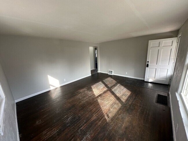 Building Photo - 3-Bedroom, 1-Bathroom Home – $1,225/Month | Accepting Section 8