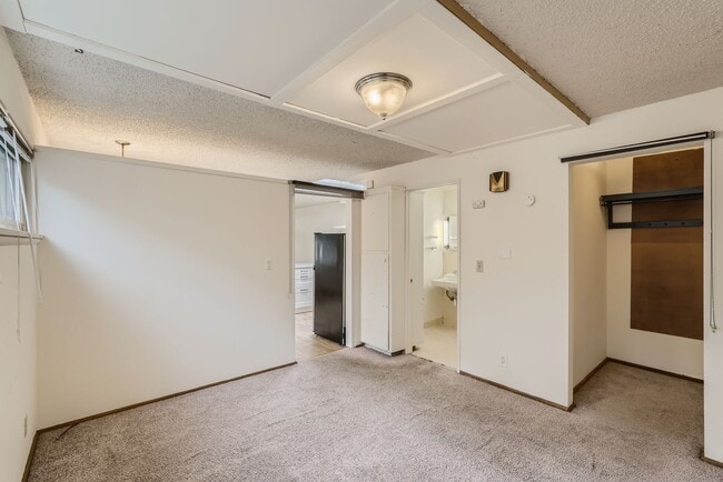 Building Photo - Amazing Open-Concept 1 Bedroom with Skylight in the Heart of Madison Park!