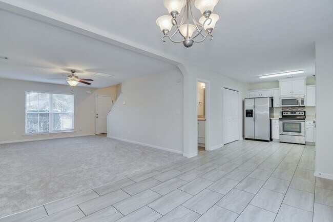 Building Photo - 703 Sycamore Ct