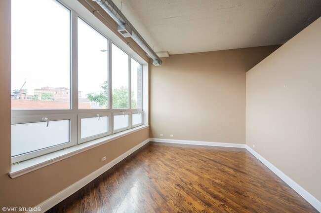 Building Photo - 4131 W Belmont Ave