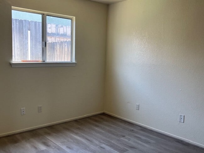Building Photo - Charming 2 Bed 1 Bath Condo in Tehachapi!