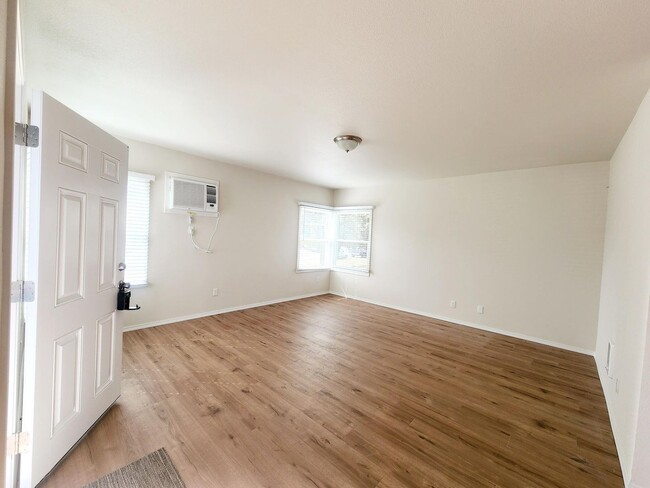 Building Photo - SEPTEMBER RENT FREE!