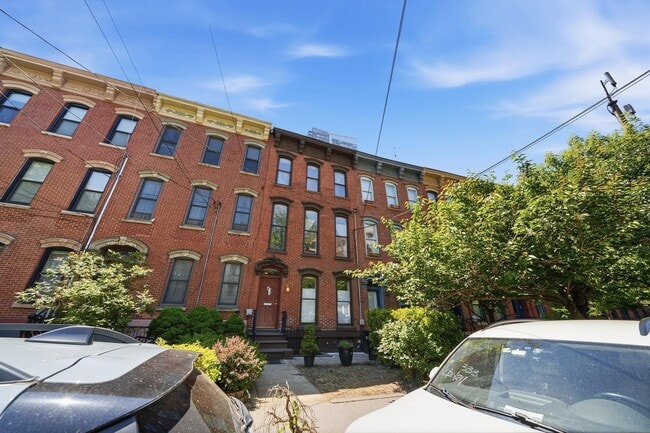 Building Photo - 213 York St