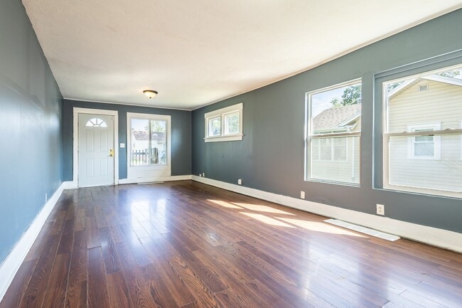 Building Photo - Spacious 2 bedroom/1 bathroom House in Cou...