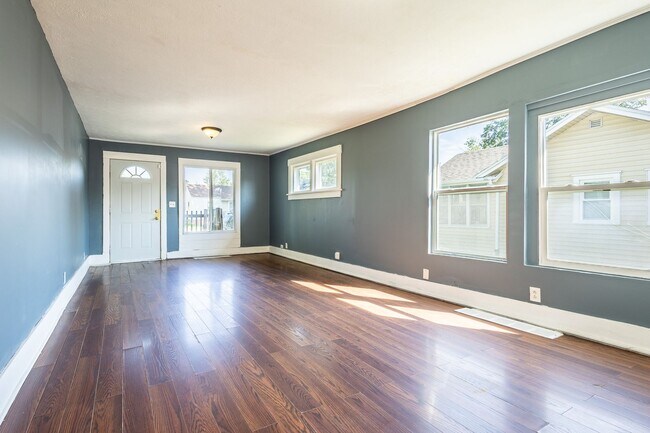 Building Photo - Spacious 2 bedroom/1 bathroom House in Council Bluffs, IA