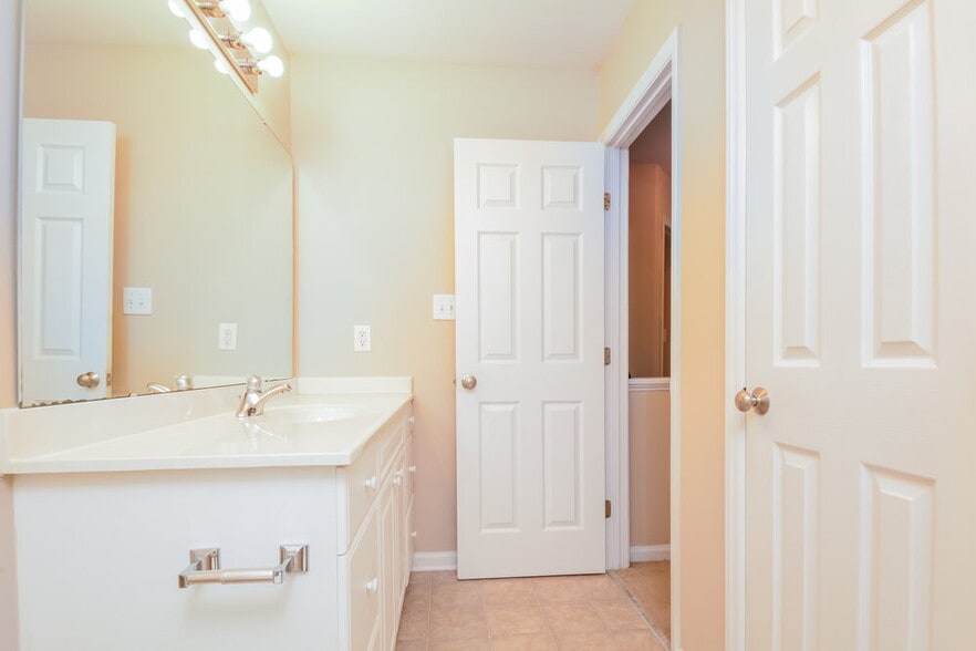 Building Photo - 4910 Little Bud Ln