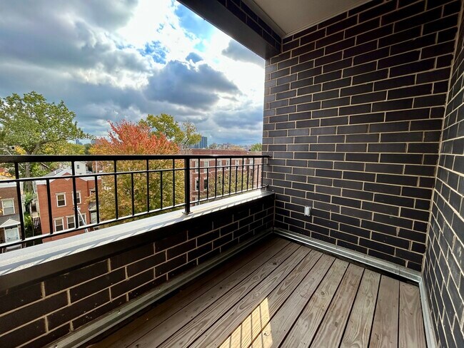 Building Photo - 2303 W Wilcox St