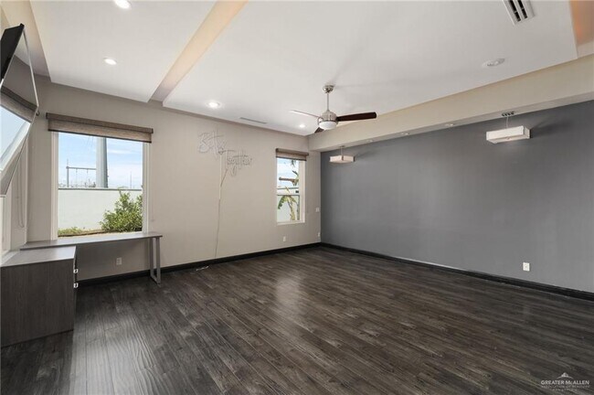 Building Photo - 305 N Mockingbird Ave