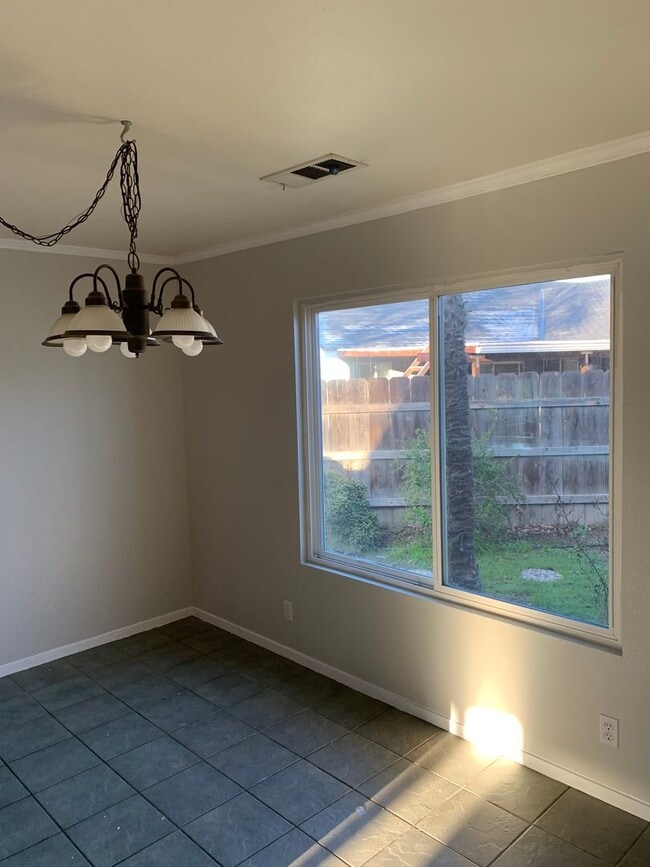 Building Photo - 3 Bedroom 2 Bath