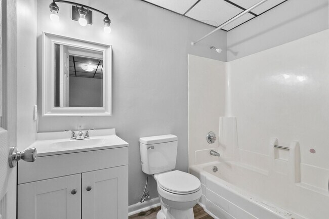 Building Photo - 210 Colonial Dr