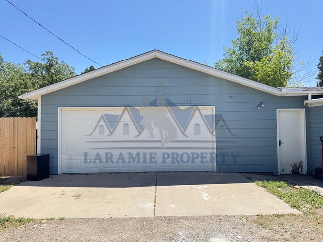 Building Photo - 1011 E Gibbon St