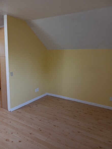 Building Photo - 400 Manzanita Way