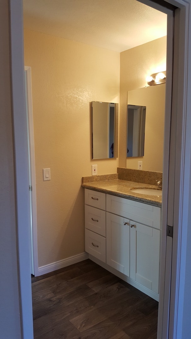 Building Photo - 2 Bed/1.5 Bath Townhouse