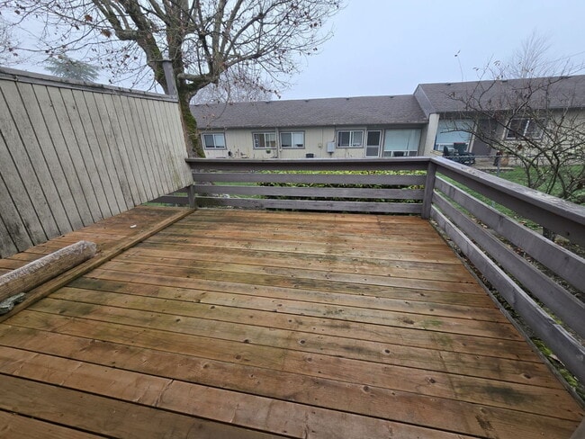 Building Photo - 861 NE Alameda Ave