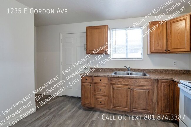 Building Photo - Fantastic Pet-Friendly 2 Bed - 1.5 Bath To...