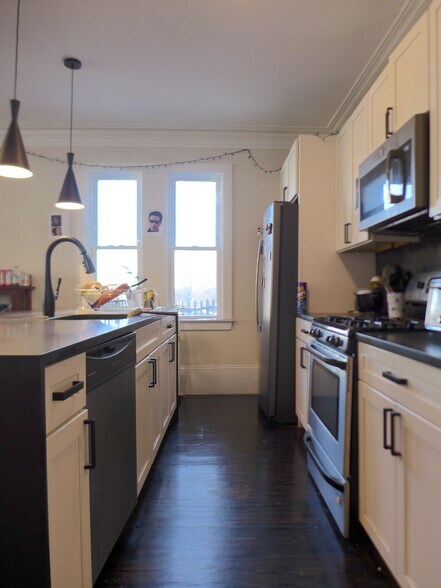 Building Photo - 828 Parker St