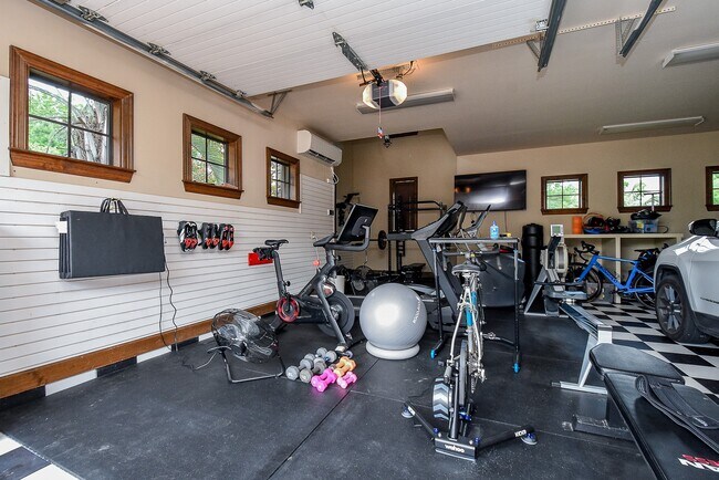 Building Photo - 10 Player Pond Pl