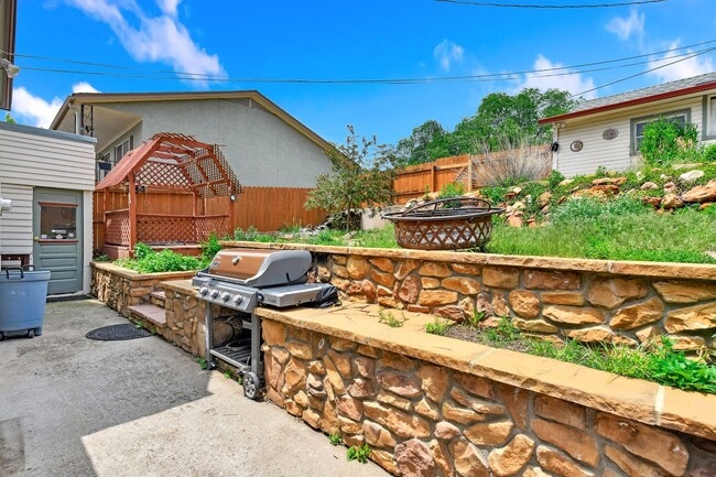 Building Photo - Charming Westside 4 Bedroom Home