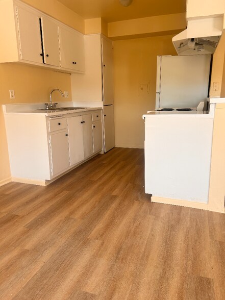 Building Photo - 1001 E Stearns Ave