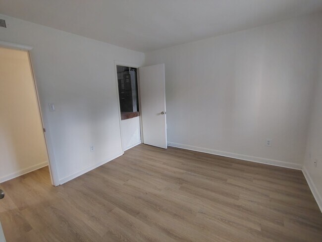 Building Photo - 600 Reusens Rd