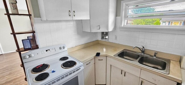 Building Photo - 8 Kendall Dr