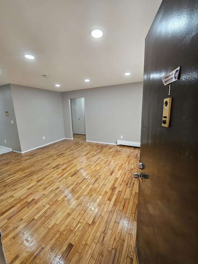 52-54 W Stratford Pl 1 - 54 W Stratford Pl