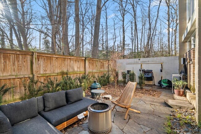 Building Photo - Unique 3BR / 1.5BA Mid-Century Townhome in Reston’s Iconic Hickory Cluster