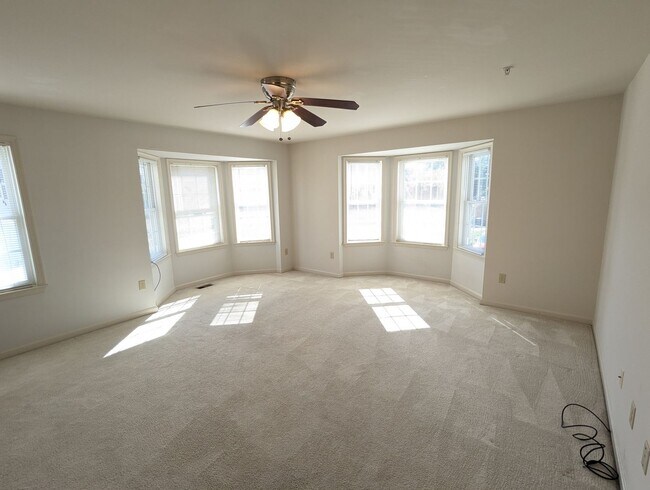Building Photo - 3 Level End Unit townhouse available mid O...