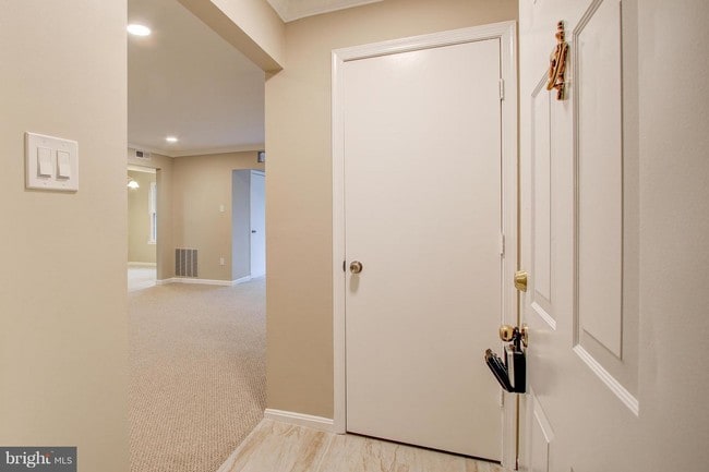 Building Photo - 6 Normandy Square Ct