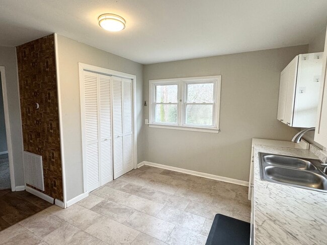 Building Photo - *Walking Distance to the Neighborhood Walmart*