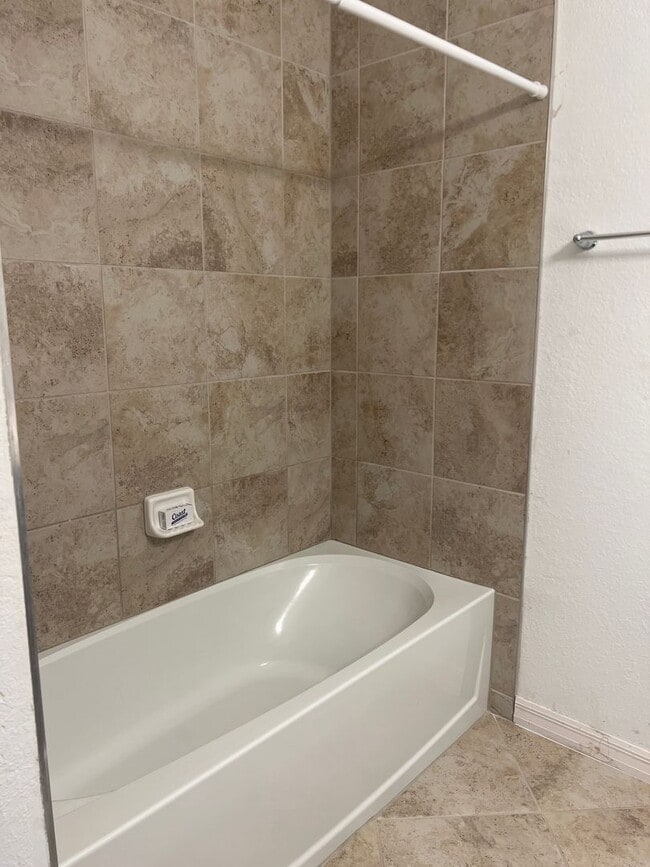 Building Photo - 3BR/2.5BA/1CG Townhome in Gran Paradiso