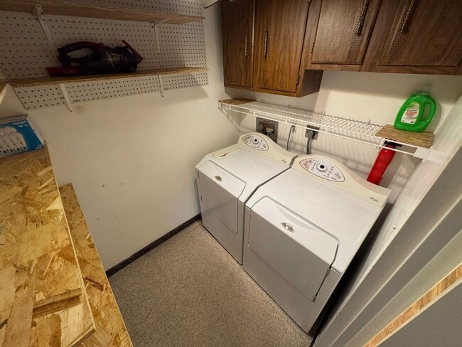 Building Photo - Sun-filled 1 Bed 1 Bath Condo With Balcony In Hawthorne Village