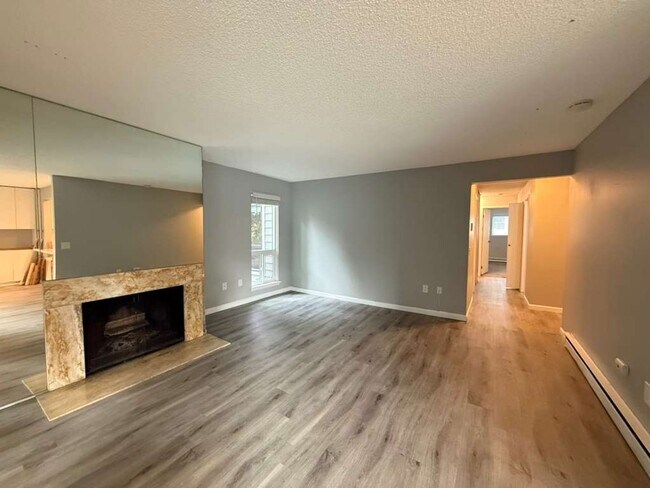 Building Photo - 3 Bedroom 2 Bathroom Plus Parking and Storage!