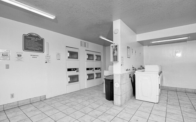 Building Photo - 455 W Kelso St