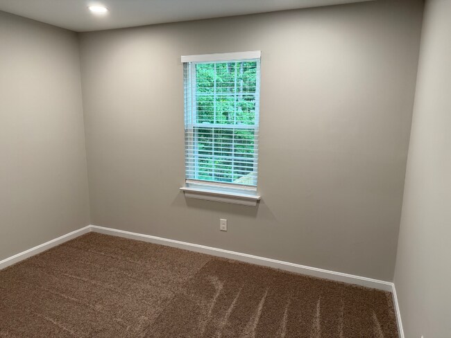 Building Photo - 2429 Crowncrest Dr