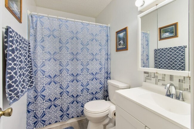 Building Photo - Peaceful Country Living Close to Everything