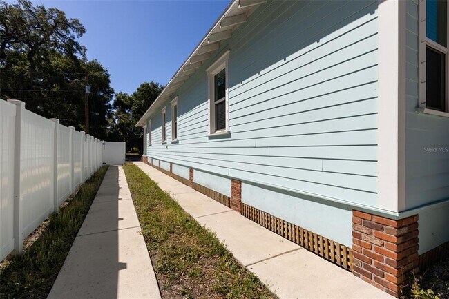 Building Photo - 506 E Robles St