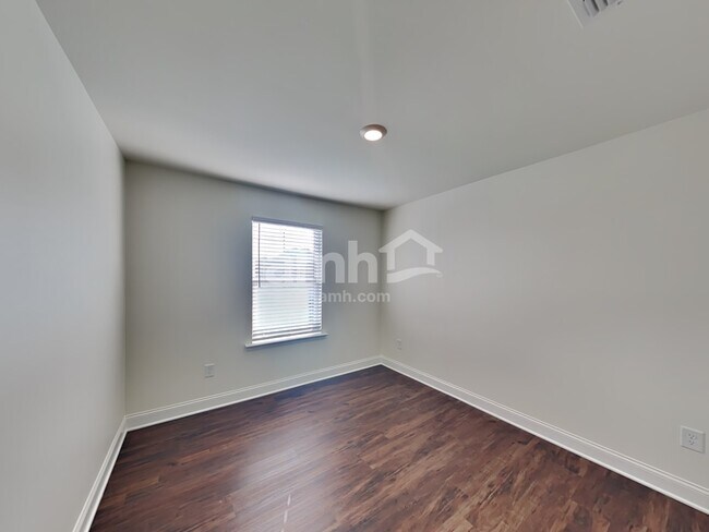 Building Photo - 800 Headland Wy