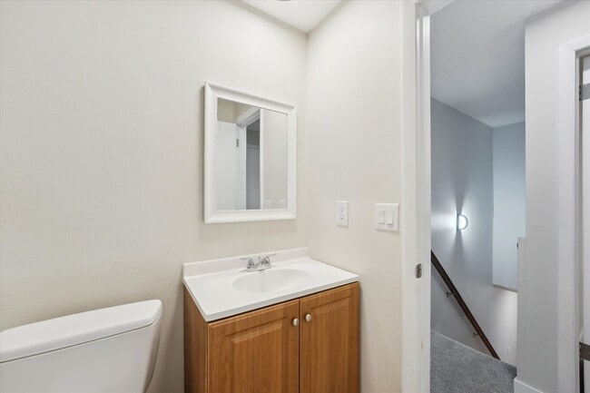 Building Photo - Adorable and Spacious Golden Townhome