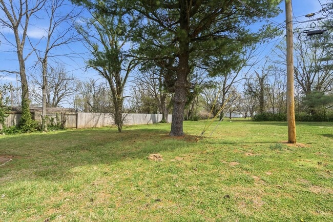 Building Photo - 1 Bedroom | 1 Bathroom | House with Carport | Located on a Quiet Street| Lawn Care and Trash Incl...