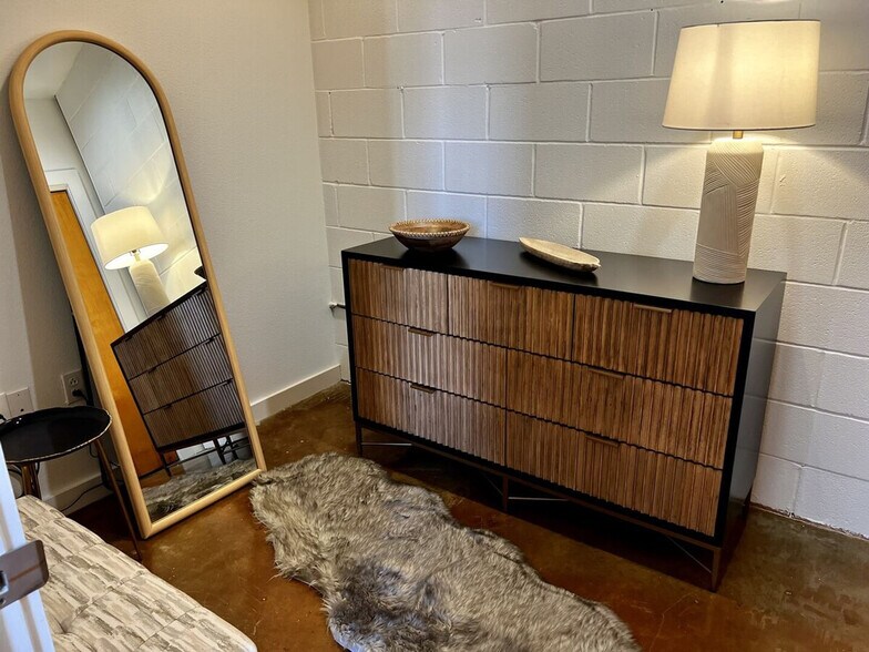 Building Photo - 527 St Joseph St