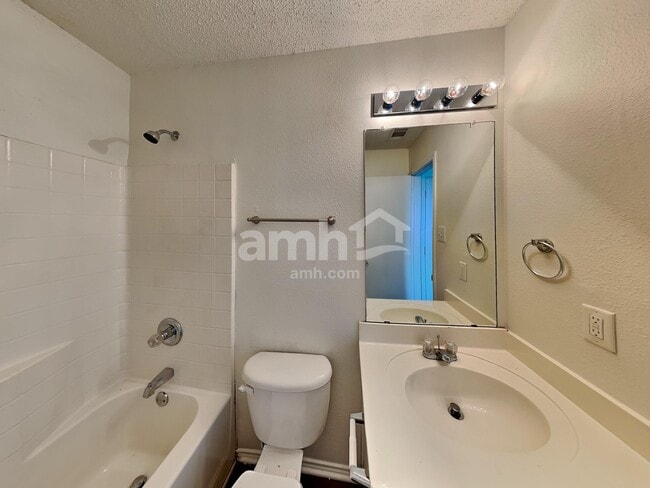Building Photo - 1801 Wolf Creek Dr
