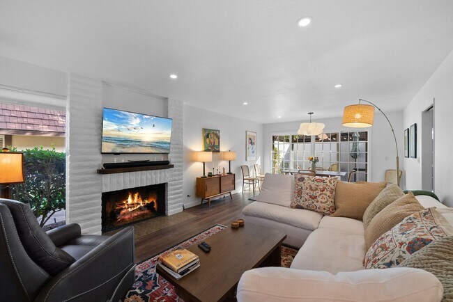 Building Photo - 7.5 Month Furnished Condo at Collwood Manor